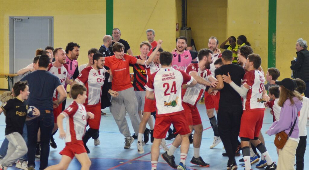 Communion entre joueurs et supporters lors d'une victoire
