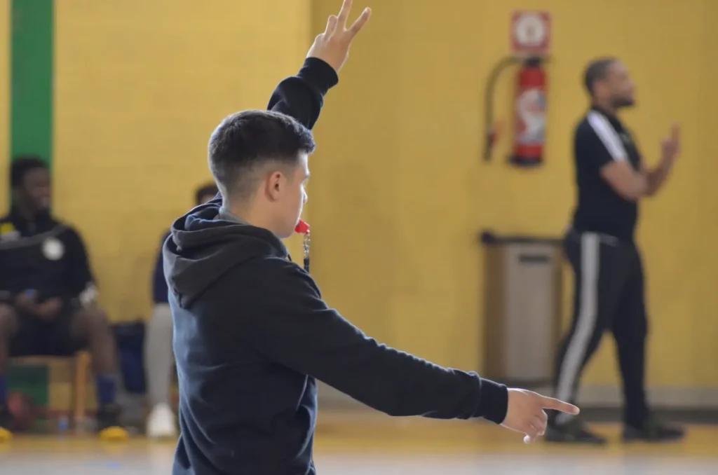 Jeune arbitre, formé par école arbitrage du Joinville Handball en train d'arbitrer un match